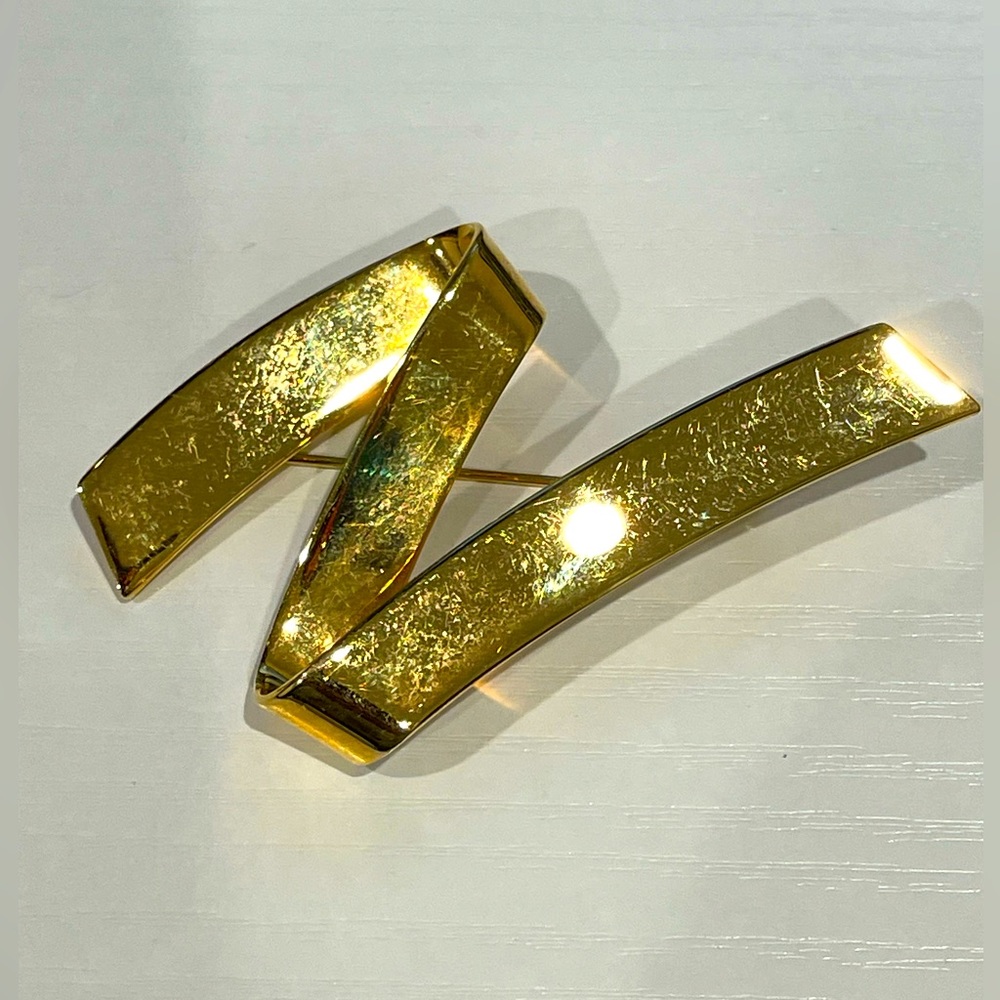 Vintage Brooch Pin Retro Ribbon Swirl Abstract Glossy Gold Tone Zig Zag